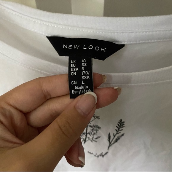 NEW LOOK White Graphic Loose Fit T-shirt - Picture 3 of 5